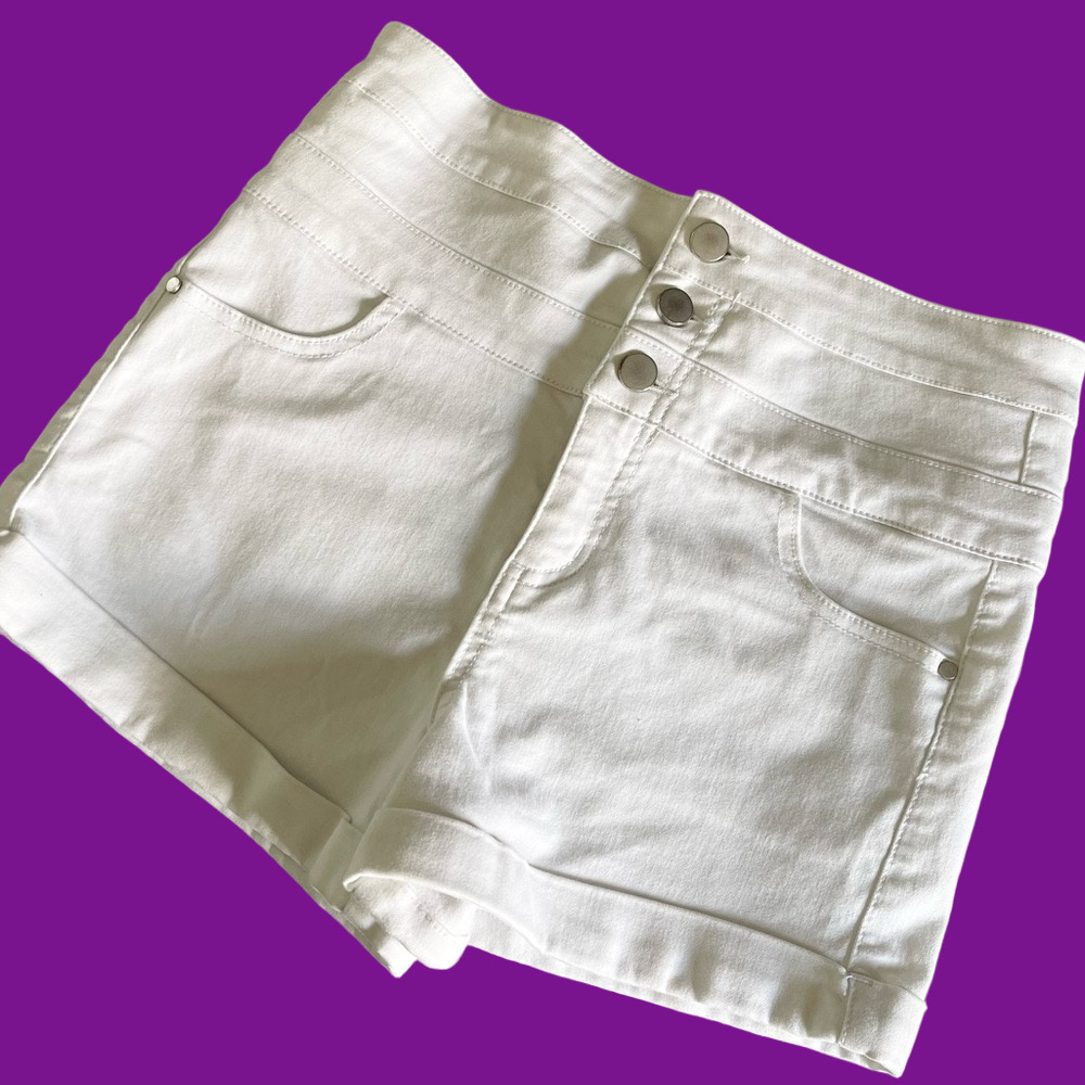 Love Fire 3 button stretch high waist shorts in White juniors size 9